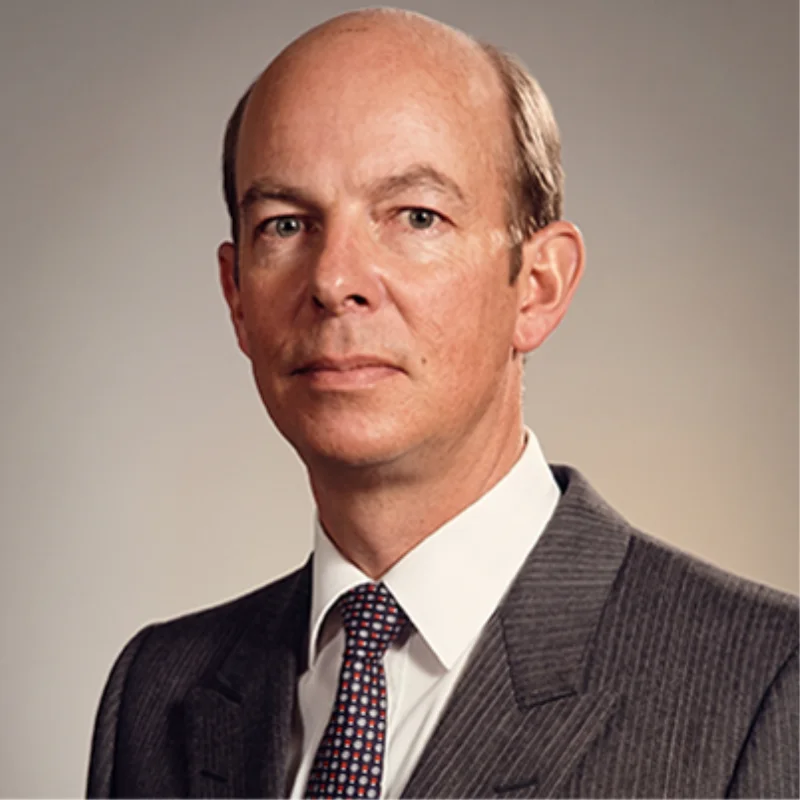 Retrato de Dieter März con traje gris y corbata.